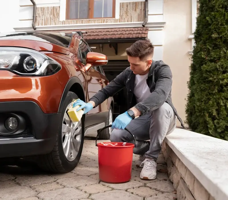 Lavage auto à domicile Vendin-le-Vieil : professionnel intervenant sur un véhicule